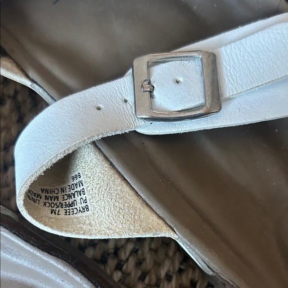 Madden Girl Bryceee Sandal 5M White Criss Cross Toe Straps Size 7 + FREE PAIR - Picture 4 of 7